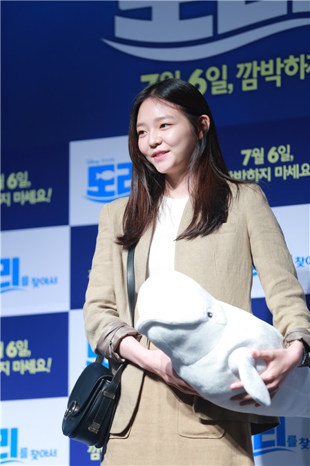 女团2EN1成员Sandara朴、演员李枖原、Stephanie Le等出席画片《海底总动员2》特别活动