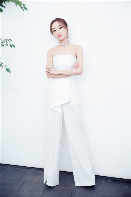 杨蓉亮相《美人为馅3》发布会 性冷淡白色套装也可以很时髦