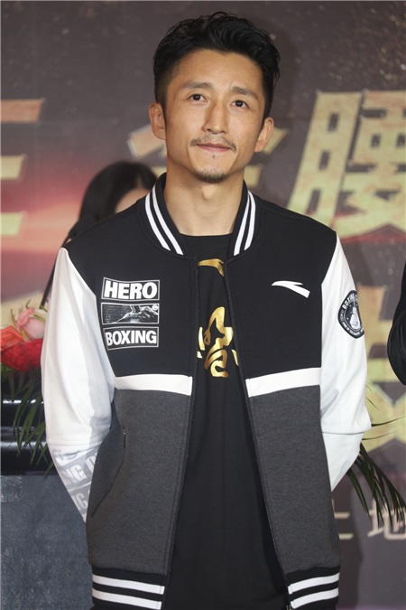 28日拳王卫冕赛万众瞩目 邹市明木村翔赛前对峙合影