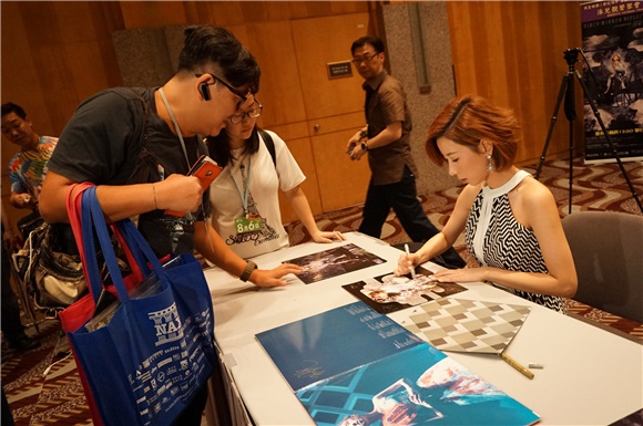 泳儿发烧碟演示及签唱会