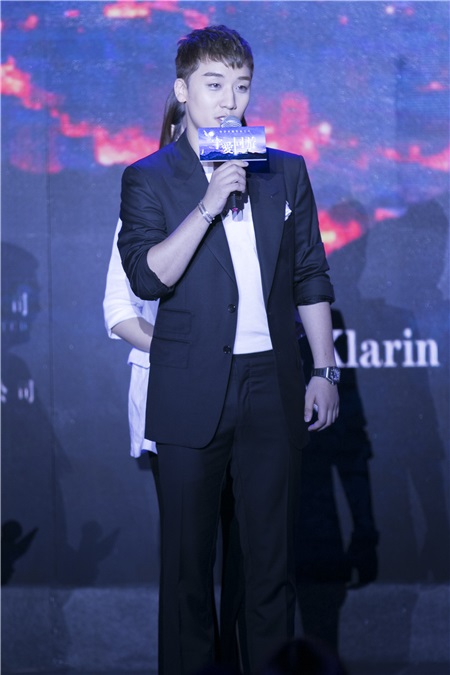Bigbang成员胜利致歉火车事件 郭碧婷碎花裙小清新