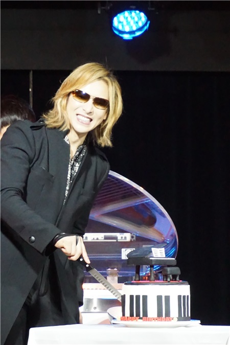 〈Yes 香港现场〉 Yoshiki 贺51生日 还没生日却塞无数蛋糕