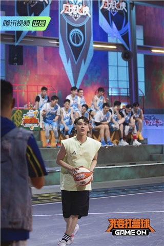 李易峰发带造型亮眼