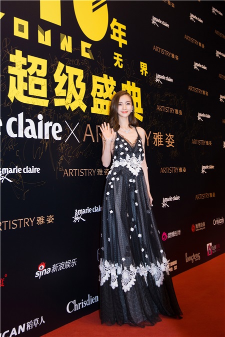Angelababy黑纱露背礼裙惊艳亮相 高贵典雅气质满分