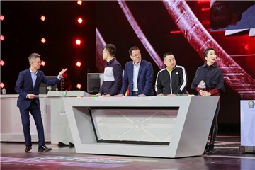 嘉宾们挑战难度降低的十四巧板
