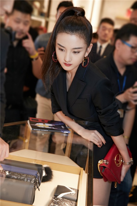 宋祖儿全黑look帅气亮相 红唇大长腿超吸睛