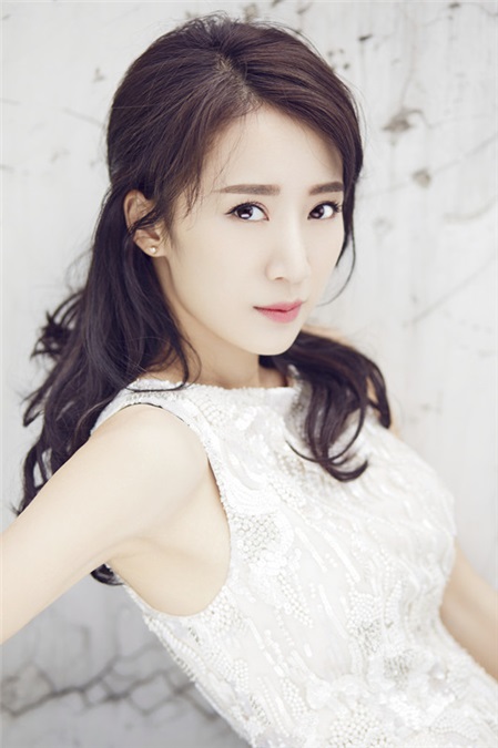李念衬衫蓝裙清新十足 击败炎夏的氧气美少女