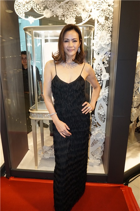马诗慧与女儿王曼喜为珠宝店担任模特儿