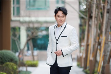 情歌王子张信哲 变身白马王子 睽违4年 官宣将三度攻蛋