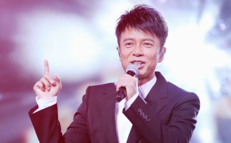 李克勤演唱會突發延誤 草根歌手臨時救場連唱20首歌曲穩全場