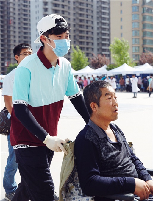 陈赫暖心慰问患病儿童 众星齐聚韩红公益爱心接力