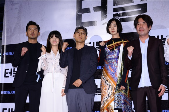 河正宇、裴斗娜等出席了电影《隧道》VIP试映会