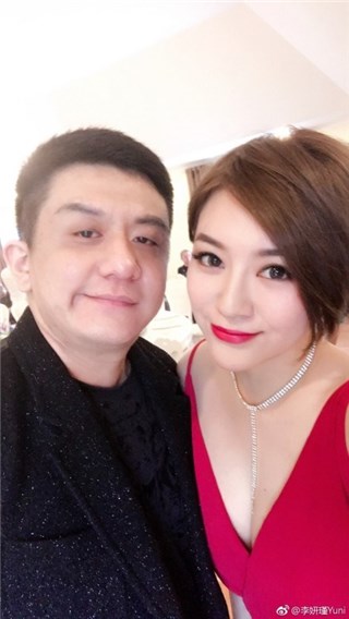 好险!女星差点跌落山谷 好在工作人员及时抓住