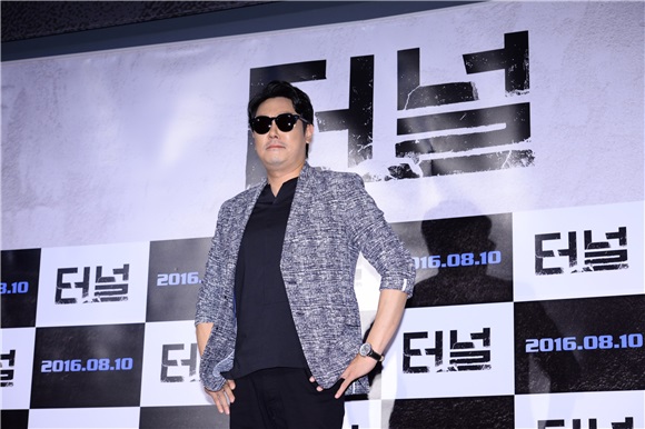 河正宇、裴斗娜等出席了电影《隧道》VIP试映会