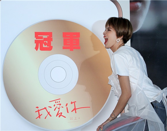 曾佩慈发片熊抱韦礼安