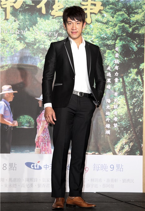 大爱「竹南往事」演员韩瑜、李政颖、杨庆煌、傅小芸、陈熙锋、柯素云等出席上档记者会。