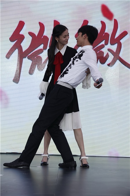 Angelababy与井柏然借位拥吻比爱心 呲牙咧嘴小表情不断一脸暧昧
