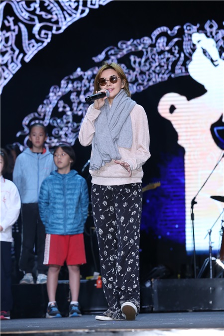 孙燕姿参加金马奖演出彩排