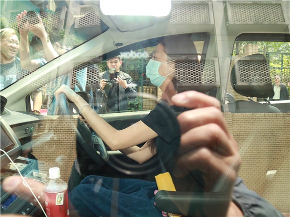 〈Yes香港现场〉吴绮莉憔悴赴医院说:我的样子像自杀啦!