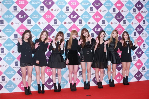 男团EXO、Seventeen、CNBLUE等亮相2016SBS歌谣大战红毯仪式