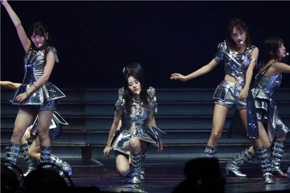鞠婧祎SNH48第三届总决选摘得桂冠 王冠、披风加身尊贵公主甜美迷人