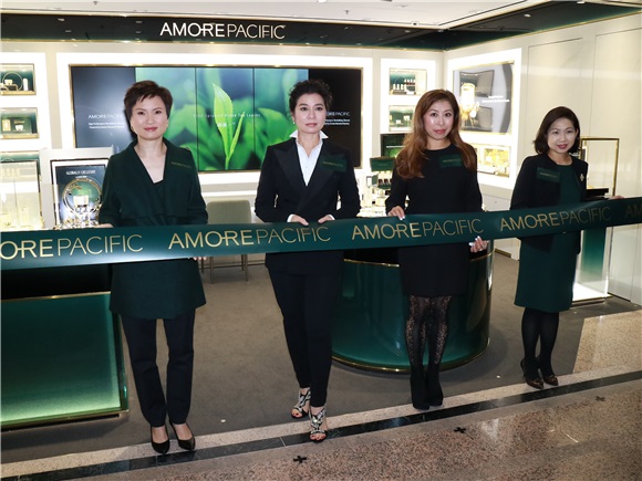 锺楚红出席时代广场AMOREPACIFIC概念店开幕活动