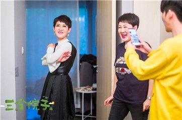 大张伟妈妈少女打扮