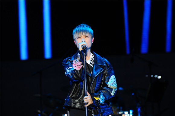 李宇春助阵Echo回声嘉年华音乐节 不畏炎热一袭皮衣帅气现身