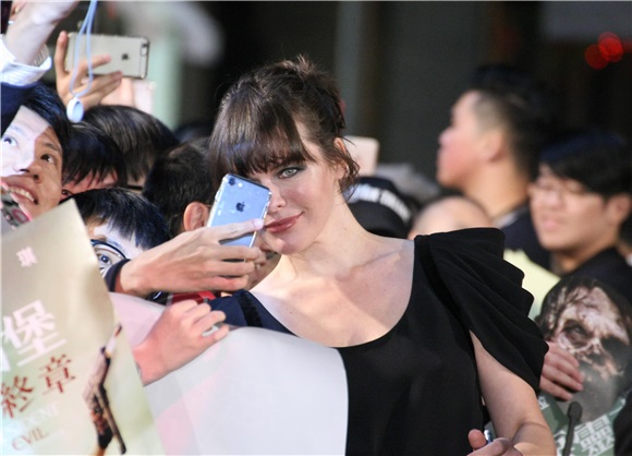 蜜拉乔娃维琪、导演保罗安德森出席《恶灵古堡最终章》台北首映会