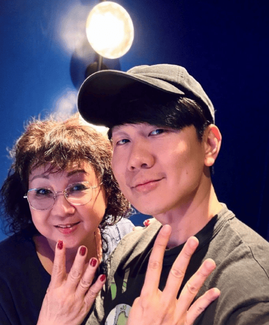 林俊杰44岁生日晒照,妈妈入镜温馨超有爱