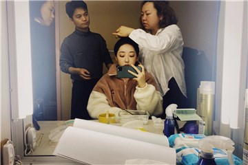 蒋梦婕分享工作日常 网友调侃“剧组打工人”