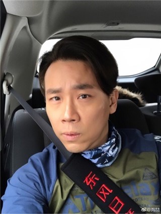 原来是「老婆视角」 陶喆提菜篮与酒柜合照