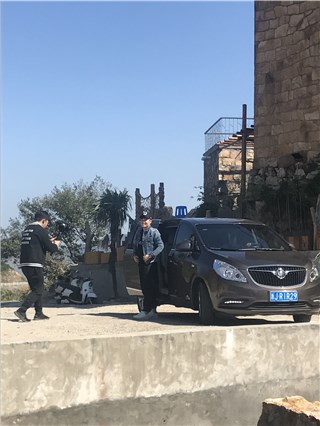 陈赫带着标志性的贱萌笑容下车