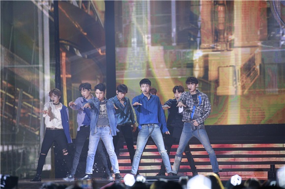 UHD开台共同祝贺秀《U Have a Dream》演唱会 EXO、TWICE、Mamamoo等出席