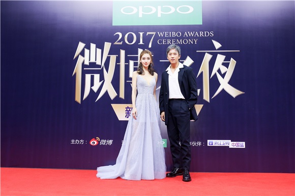 Angelababy深V礼裙仙气亮相 获年度热搜艺人奖展超高人气