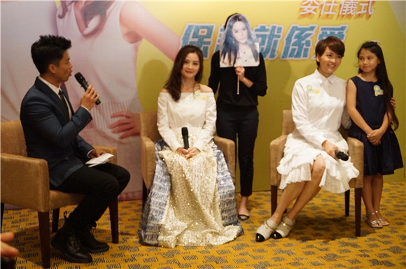2016年6月6日,香港,蔡卓妍阿Sa、梁咏琪出席预防HPV病毒大使记者会。连续九年担任大使的阿Sa称已呼吁身边不少朋友接种预防疫苗。脚伤后首次出席公开活动的阿Sa说就连走路都会受伤的她表示手上又多一道新伤。因为在走路时双手不停摆动,手撞到墙上令右手手指割掉一小块皮而流血。