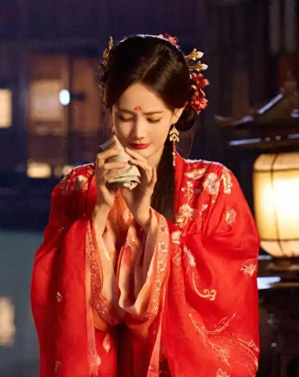 《书卷一梦》反套路穿越喜剧爆红热播 李一桐大婚之日连领9次便当花式死法笑翻观众