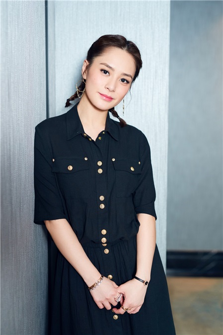 阿娇暖春写真清丽上线 麻花辫甜美出镜尽展青春元气