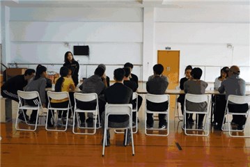 众演员讨论剧本