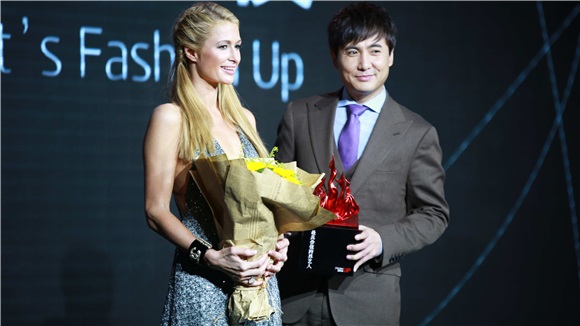 2016年6月13日「 Fashion Up」向上时尚之夜在上海LAVIN玫瑰里举行。国际名媛帕丽斯·希尔顿(Paris Hilton)等200余位国内外娱乐明星、业界大佬及精英名流与会。