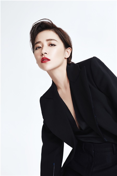 太撩!阚清子西装超men 网友:可能是个假女演员