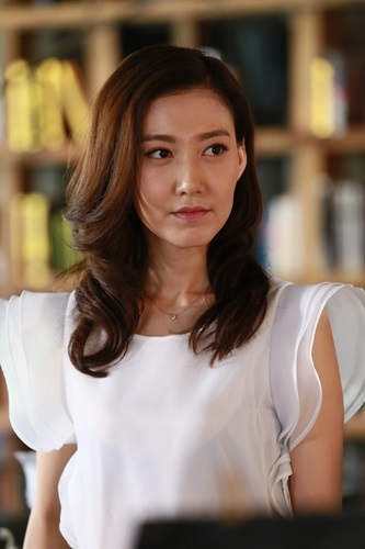 反差萌!高露怒甩女神包袱 大尺度演绎「败金娇妻」