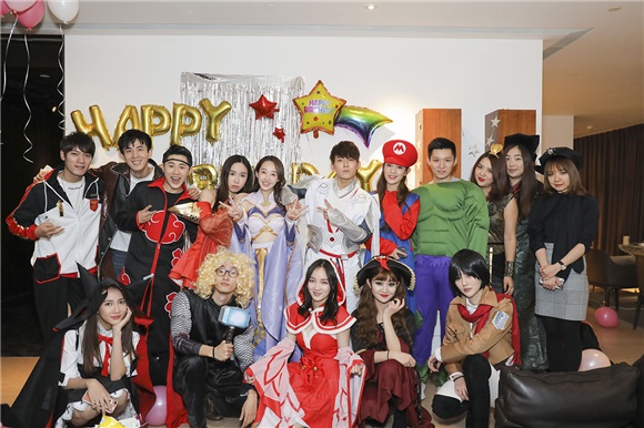 蒋梦婕生日趴大玩cosplay 陈翔娄艺潇变王者荣耀开黑