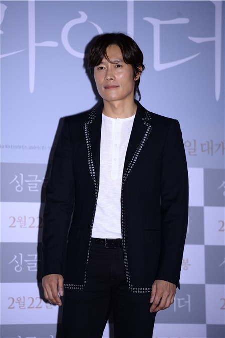 孔孝真、李秉宪、安昭熙等出席电影《单身骑士》媒体试映会
