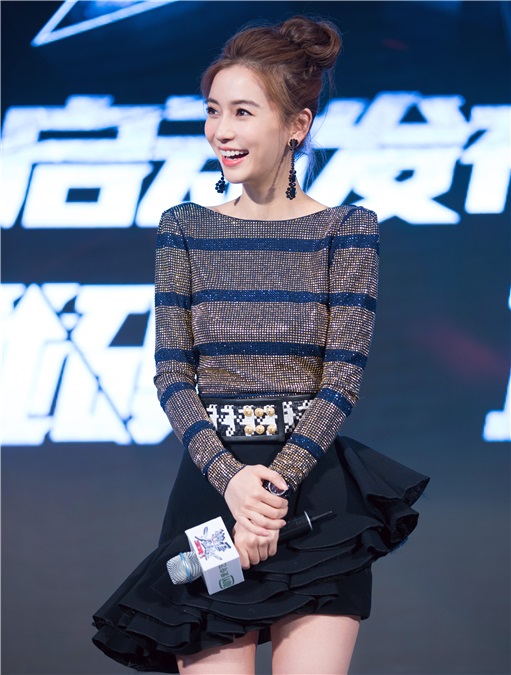 Angelababy亮相发布会 性感金属裙炫酷开战
