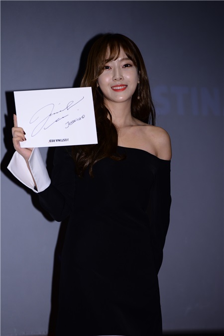 Jessica出席签名会 露肩礼服显高贵优雅