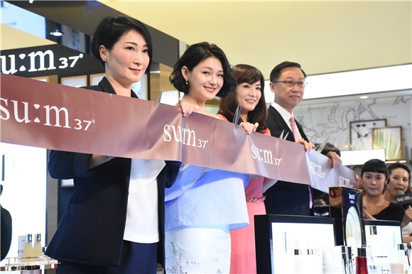 大S徐熙媛出席保养品专柜开幕剪彩活动
