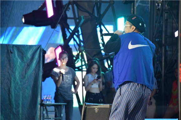 长隆水上乐园全面开启夜场 「盖世DJ」坐镇水上电音节