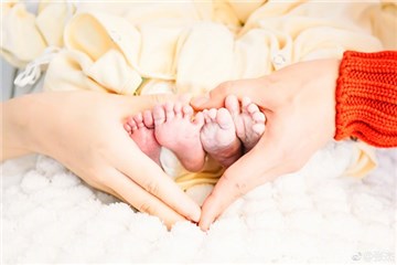 张杰“抱怨”被戴上月子帽影响看书 粉丝：这狗粮我干了