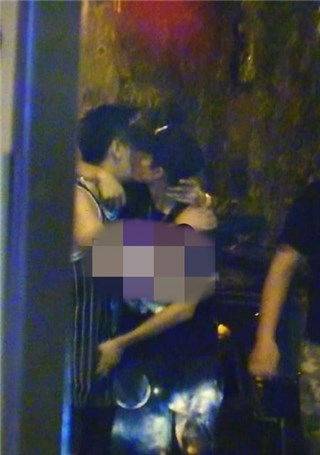 张一山酒后路边撒尿吻男友人 发文致歉：以后少喝酒